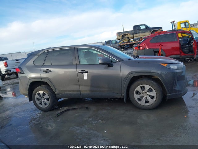 2T3B1RFVXPW332823 Toyota RAV4 LE