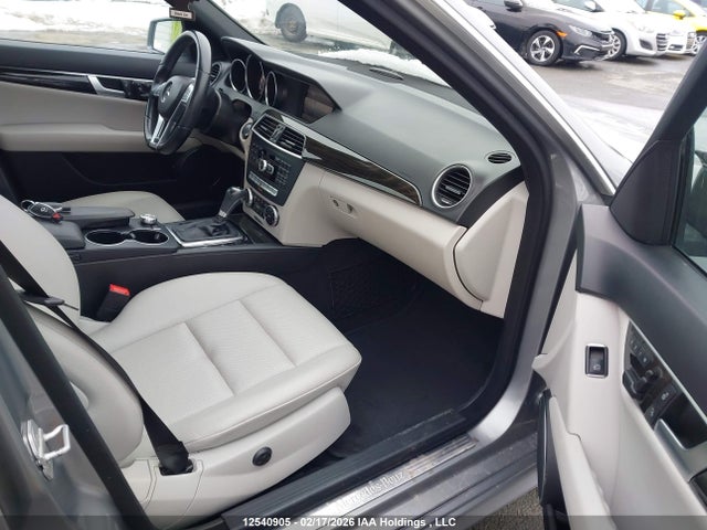 2014 Mercedes-benz C 350 4matic მანქანა იყიდება აუქციონზე, vin: WDDGF8JB3EA945284, აუქციონის ნომერი: 12540905