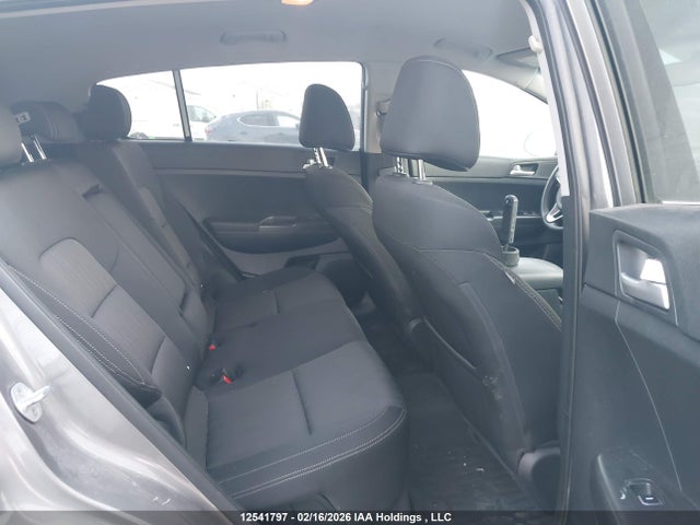 KNDPMCAC2H7223821 KIA Sportage Lx