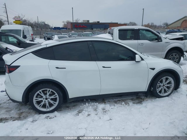 7SAYGAEE5NF428733 Tesla Model Y