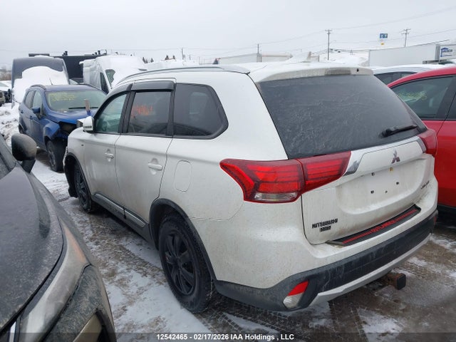 JA4JZ3AX2HZ605825 Mitsubishi Outlander Se