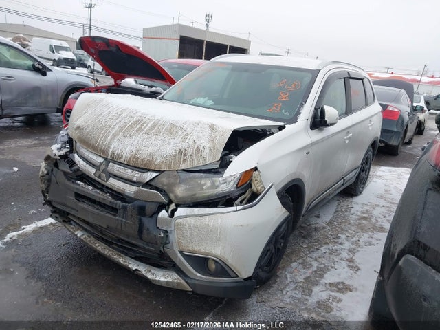 JA4JZ3AX2HZ605825 Mitsubishi Outlander Se