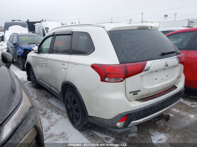 JA4JZ3AX2HZ605825 Mitsubishi Outlander Se
