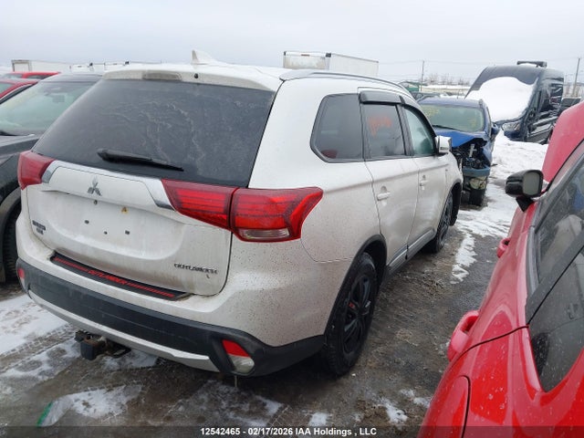 JA4JZ3AX2HZ605825 Mitsubishi Outlander Se