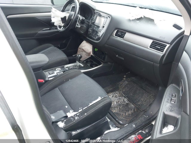 JA4JZ3AX2HZ605825 Mitsubishi Outlander Se