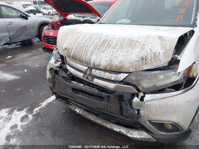 JA4JZ3AX2HZ605825 Mitsubishi Outlander Se