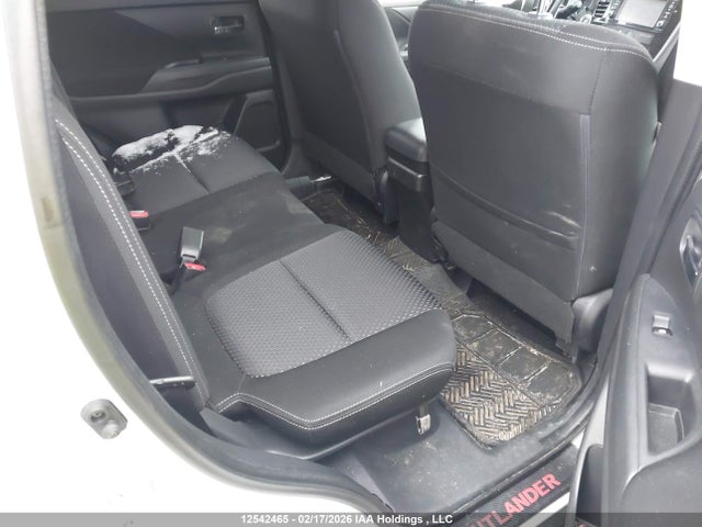 JA4JZ3AX2HZ605825 Mitsubishi Outlander Se