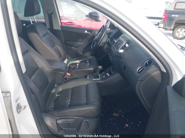 WVGNV7AX1HK031880 Volkswagen Tiguan Wolfsburg