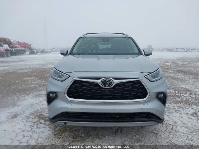Toyota Highlander Limited 2022 5TDFZRBH4NS203811 Image 13