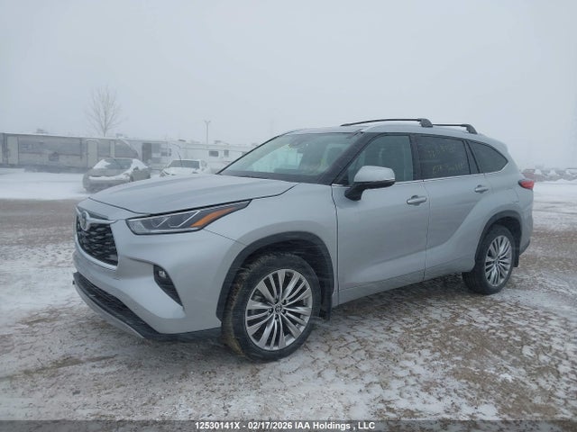 Toyota Highlander Limited 2022 5TDFZRBH4NS203811 Image 2
