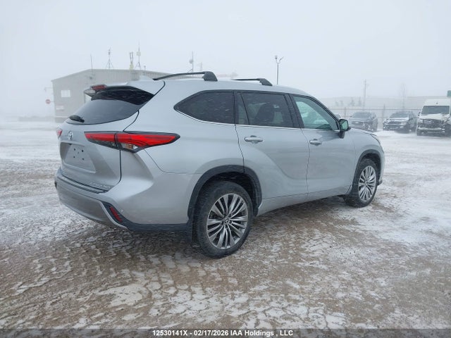 Toyota Highlander Limited 2022 5TDFZRBH4NS203811 Image 4