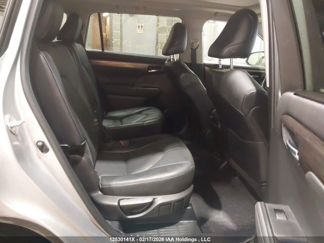 Toyota Highlander Limited 2022 5TDFZRBH4NS203811 Image 8