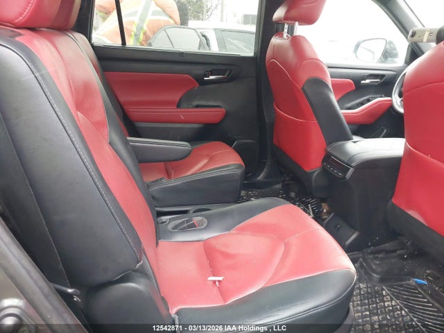 5TDLZRBH8NS199233 Toyota Highlander