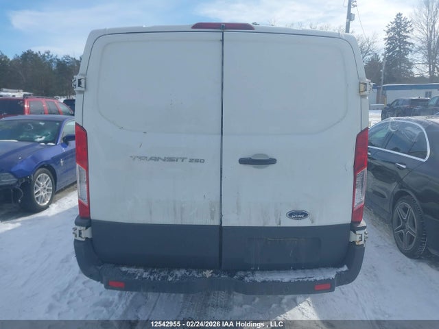 1FTNR1ZM5FKA92601 Ford Transit T-250