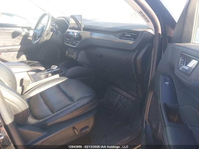 1FMCU9J93NUA68825 Ford Escape Titanium