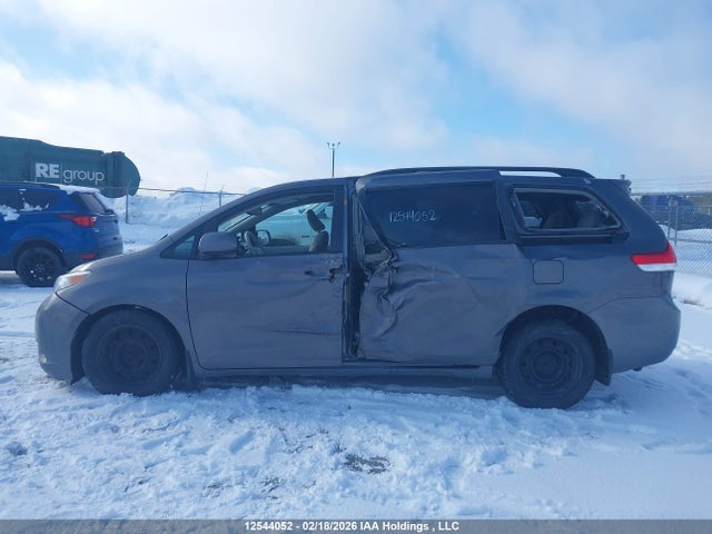 2011 Toyota Sienna Le 8 Passenger მანქანა იყიდება აუქციონზე, vin: 5TDKK3DC3BS146398, აუქციონის ნომერი: 12544052