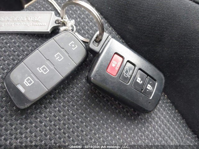 12544092 :رقم المزاد ، 2T3RFREV6JW732273 vin ، 2018 Toyota Rav4 Xle مزاد بيع