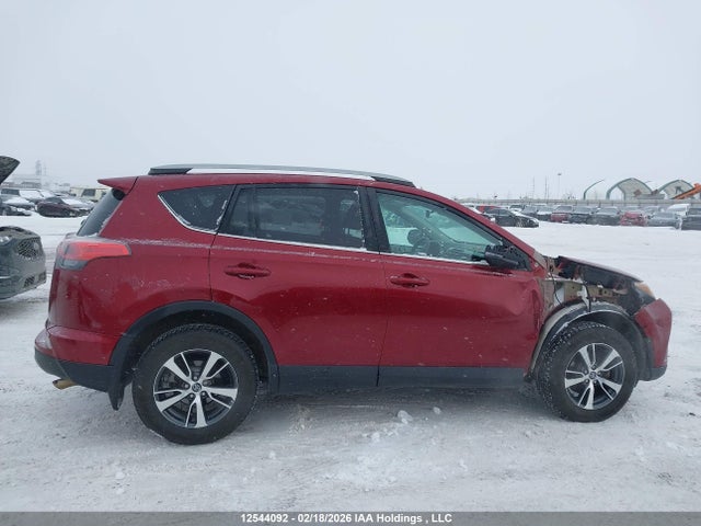 12544092 :رقم المزاد ، 2T3RFREV6JW732273 vin ، 2018 Toyota Rav4 Xle مزاد بيع