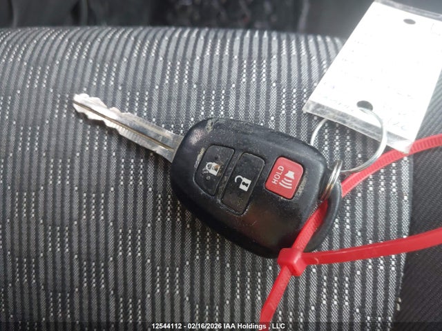VNKKTUD36FA042324 Toyota YARIS LE