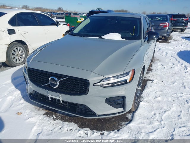 Volvo S60 B5 Core Dark Theme 2024 7JRL12TK2RG324947 Image 2