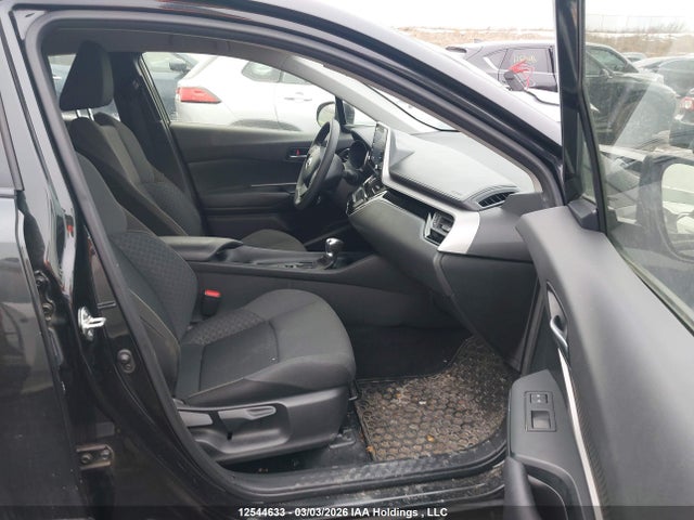 JTNKHMBX6N1132549 Toyota C-HR LE