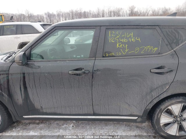 12546164 :رقم المزاد ، KNDJ23A29P7029949 vin ، 2023 Kia Soul Ev Premium مزاد بيع