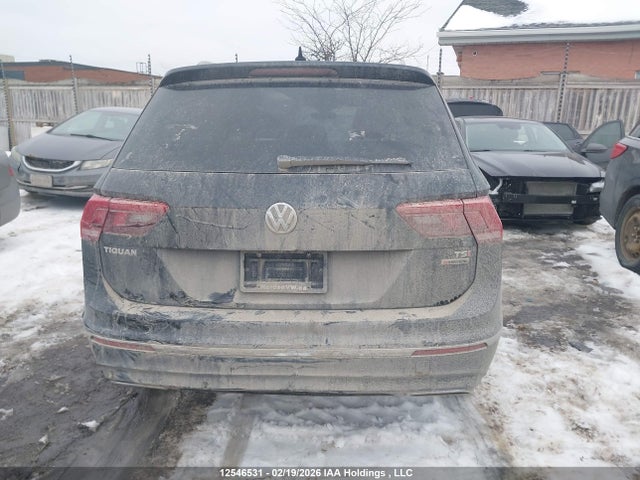 3VV4B7AX5JM194220 Volkswagen Tiguan