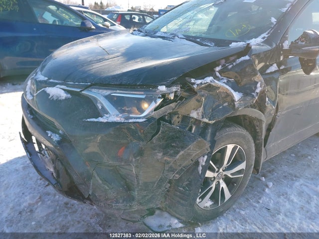 2T3ZFREV9JW503005 Toyota RAV4 LE
