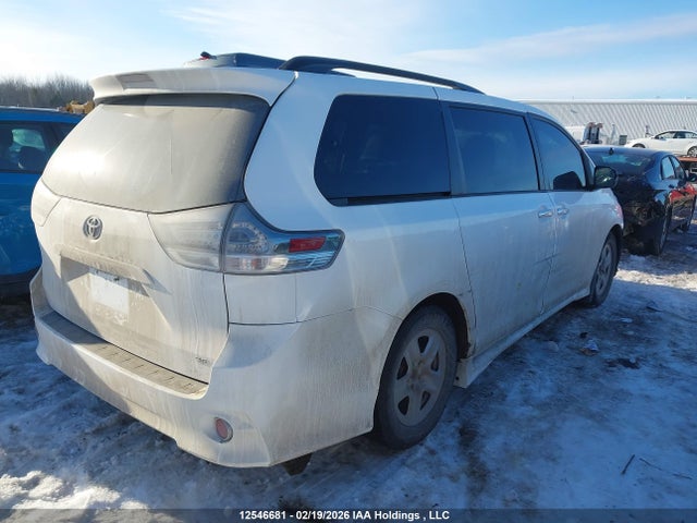 5TDXK3DC6FS610408 Toyota Sienna Se 8 Passenger