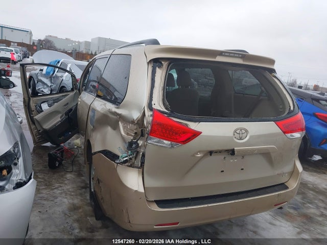 12547260 :رقم المزاد ، 5TDKK3DC9DS374327 vin ، 2013 Toyota Sienna Le مزاد بيع