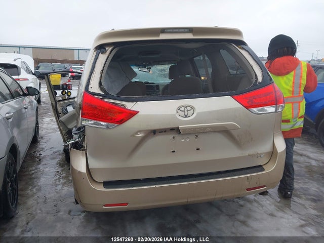 12547260 :رقم المزاد ، 5TDKK3DC9DS374327 vin ، 2013 Toyota Sienna Le مزاد بيع