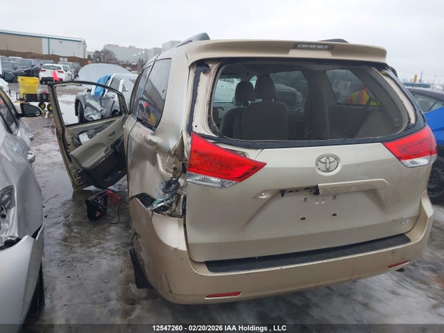 12547260 :رقم المزاد ، 5TDKK3DC9DS374327 vin ، 2013 Toyota Sienna Le مزاد بيع
