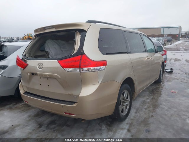 12547260 :رقم المزاد ، 5TDKK3DC9DS374327 vin ، 2013 Toyota Sienna Le مزاد بيع