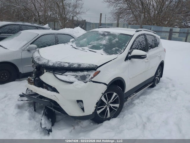 2T3RFREV2JW772785 Toyota Rav4 Adventure/xle