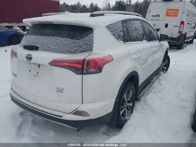 2T3RFREV2JW772785 Toyota Rav4 Adventure/xle