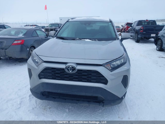 12547573 :رقم المزاد ، 2T3B1RFV1MC213958 vin ، 2021 Toyota Rav4 Le مزاد بيع