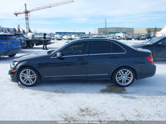 2013 Mercedes-benz C 300 4matic მანქანა იყიდება აუქციონზე, vin: WDDGF8AB1DA842170, აუქციონის ნომერი: 12548429