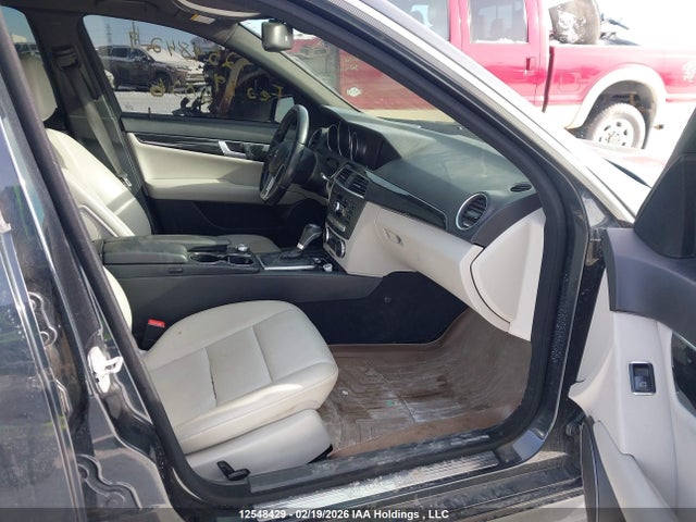 2013 Mercedes-benz C 300 4matic მანქანა იყიდება აუქციონზე, vin: WDDGF8AB1DA842170, აუქციონის ნომერი: 12548429