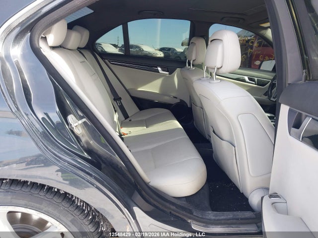 2013 Mercedes-benz C 300 4matic მანქანა იყიდება აუქციონზე, vin: WDDGF8AB1DA842170, აუქციონის ნომერი: 12548429