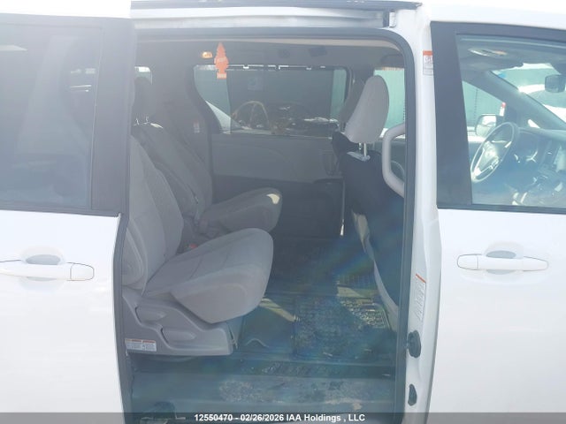 5TDKZ3DC4KS003231 Toyota SIENNA LE