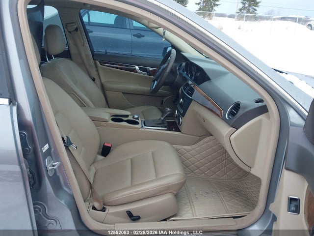 2013 Mercedes-benz C 300 4matic მანქანა იყიდება აუქციონზე, vin: WDDGF8AB1DA760018, აუქციონის ნომერი: 12552053