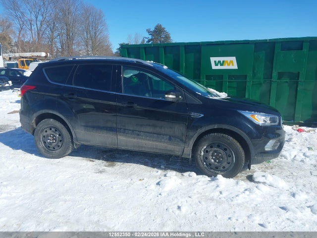 1FMCU9J93KUB69570 Ford Escape Titanium