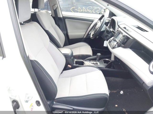 JTMWFREV6GJ066865 Toyota Rav4 Xle