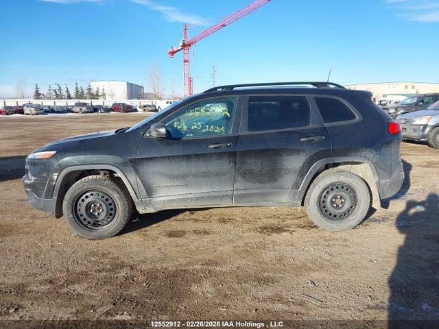 1C4PJMAB4GW377568 Jeep Cherokee Sport