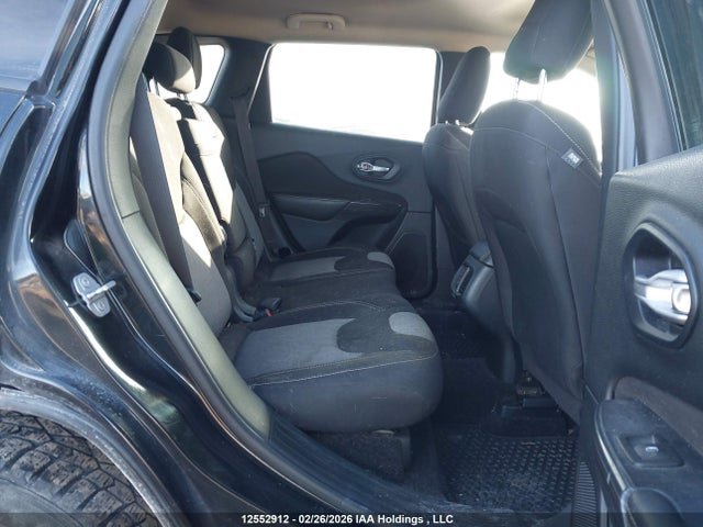 1C4PJMAB4GW377568 Jeep Cherokee Sport