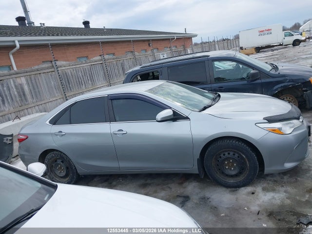 12553445 :رقم المزاد ، 4T1BF1FK9HU338115 vin ، 2017 Toyota Camry Le/xle/se/xse مزاد بيع