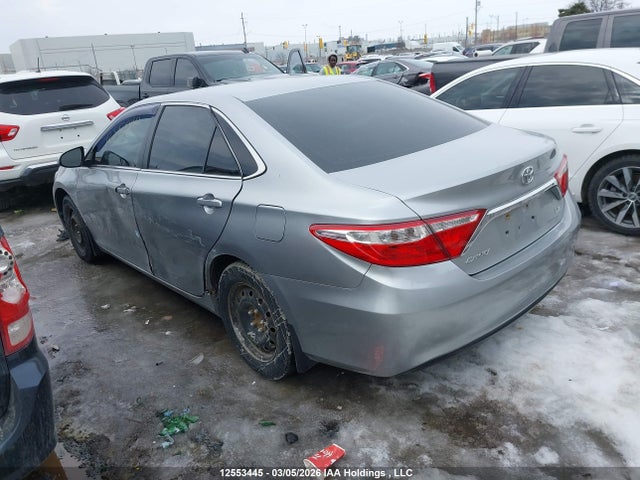 12553445 :رقم المزاد ، 4T1BF1FK9HU338115 vin ، 2017 Toyota Camry Le/xle/se/xse مزاد بيع