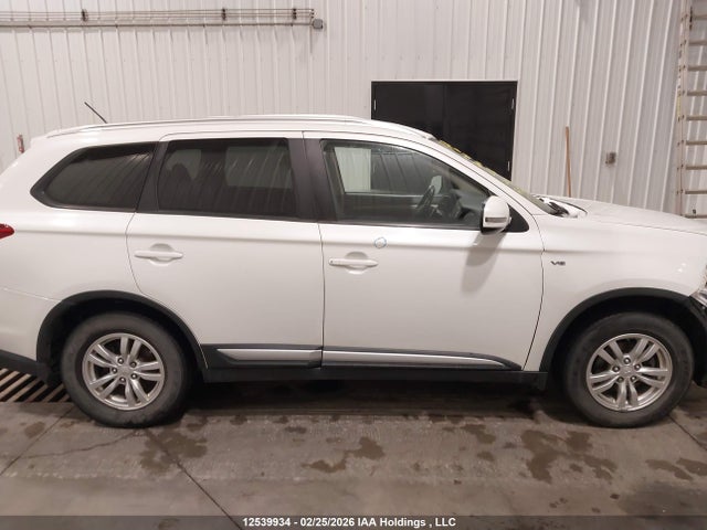 JA4JZ3AX6GZ601971 Mitsubishi Outlander Se