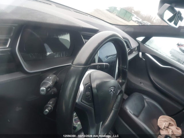 12556358 :رقم المزاد ، 5YJSA1E23FF106216 vin ، 2015 Tesla Model S مزاد بيع