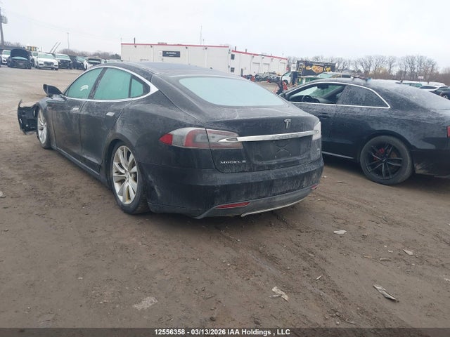 12556358 :رقم المزاد ، 5YJSA1E23FF106216 vin ، 2015 Tesla Model S مزاد بيع